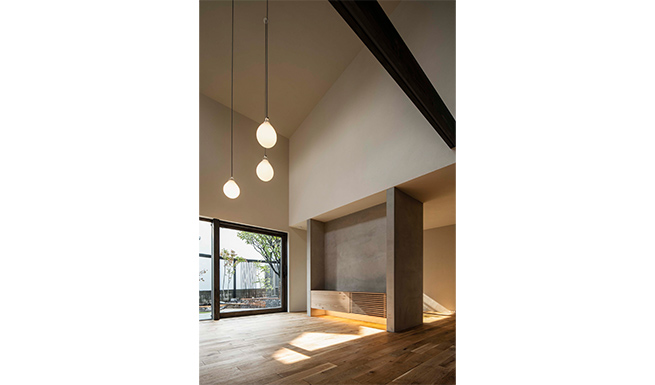 リビングよりTVコーナーをの望む。造り付けのTVキャビネットの裏はスタディスペースや収納を持つ多目的ルームとなっている。