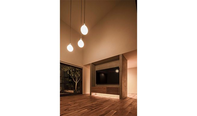 リビング、TVコーナー夕景。