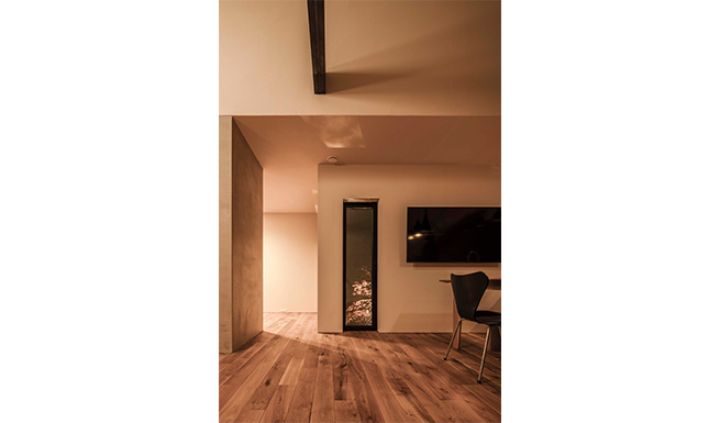 リビングから多目的ルームを望む。ダイニング脇にはバスコートへの開口をしつらえた。