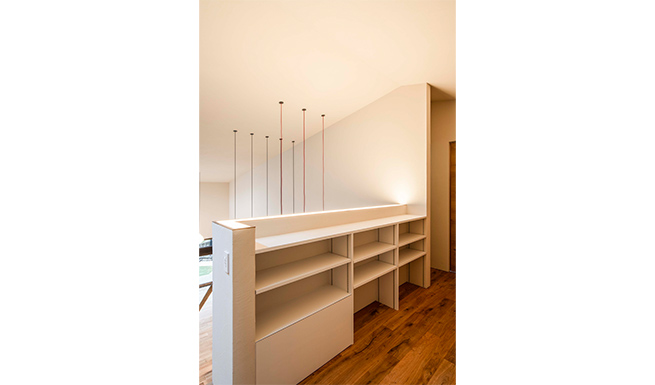 吹抜へと開いた2階ホール。