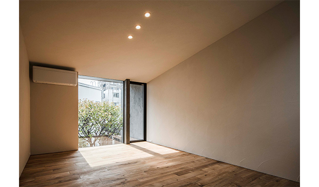 南側庭へと開いた主寝室。