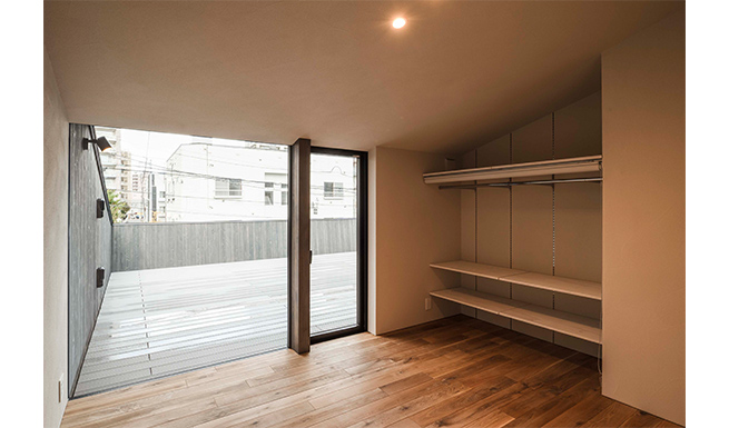 2階屋上プライベートテラスへと開いた子供室。