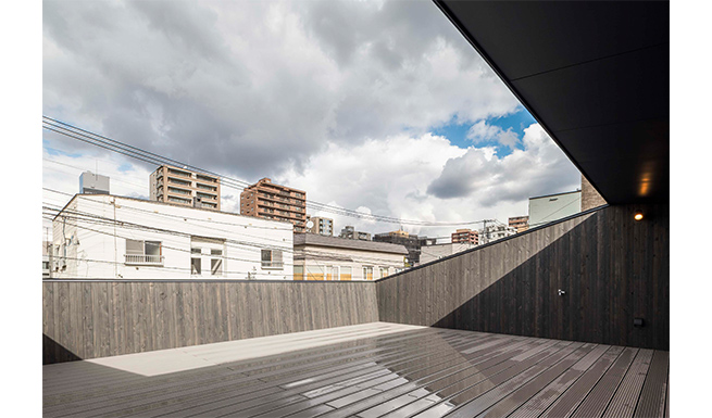 適度な外壁の立上りと広さを持つプライベートテラスは1階テラスと同様、家族の憩いの場となっている。