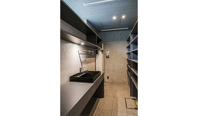 マルチシンクカウンターを備えたランドリー。