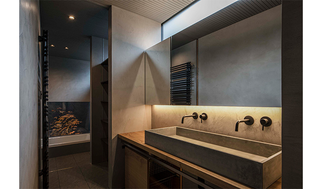 脱衣スペースを挟んでバスルームとつながるユーティリティ。