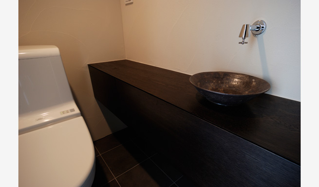 トイレの手洗いボウルはオーナー友人の陶芸家が作ったオリジナル。